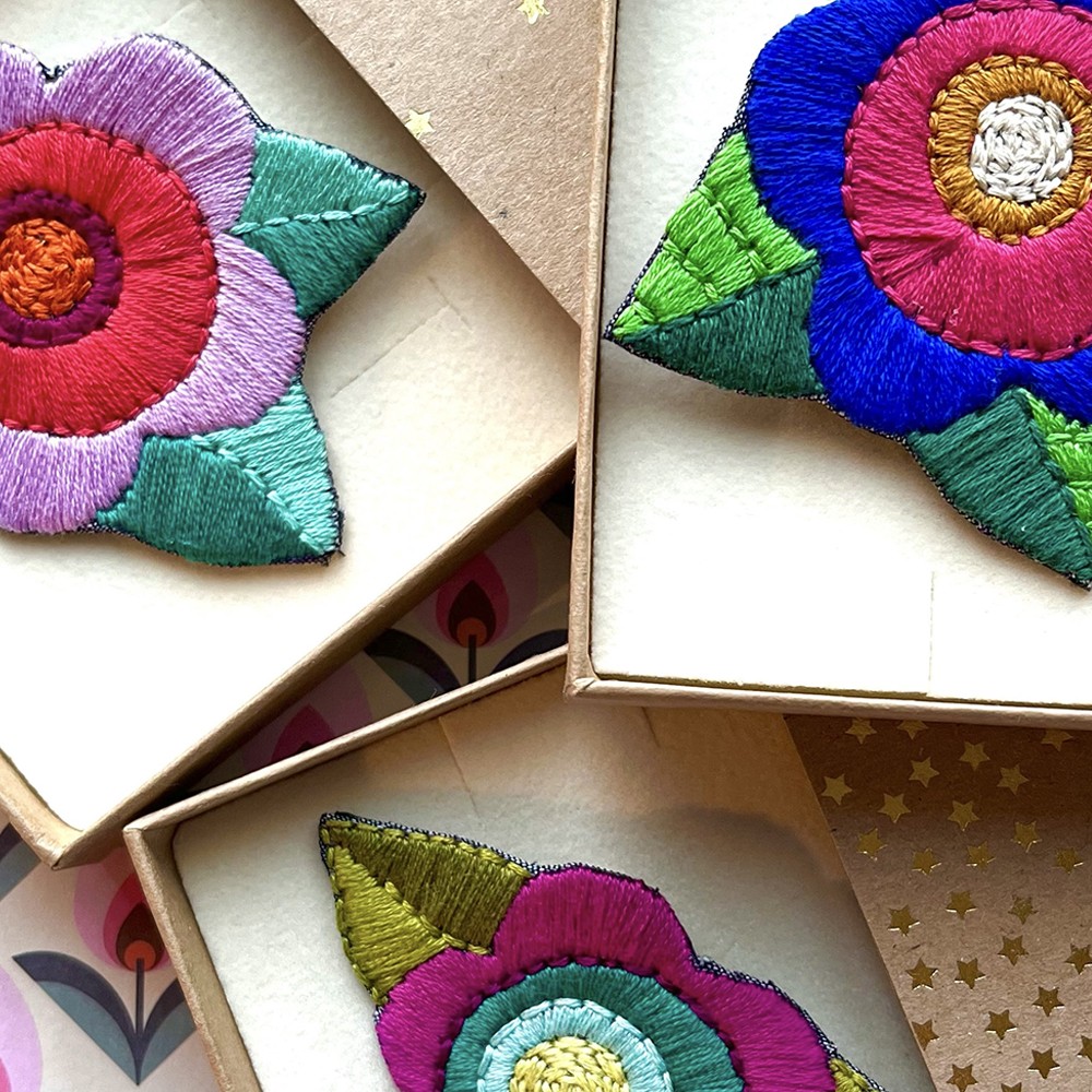 Broche L'Inattendue - Fleur Brodée Main & Originale - Vi Farfelue.